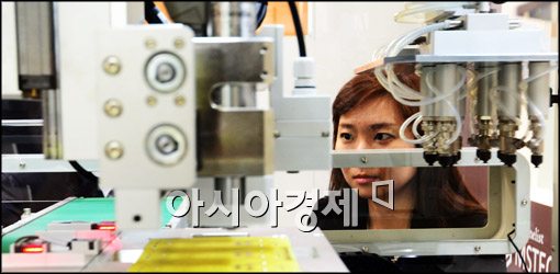 [포토]납땜로봇 유심히 보는 관람객