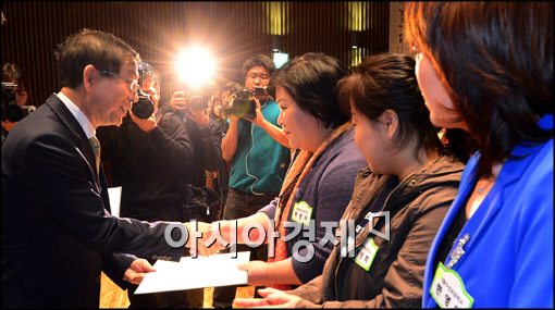 [포토]임명장 수여하는 박원순 시장