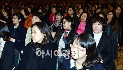 [포토]박원순 시장 인사말 듣는 관계자들