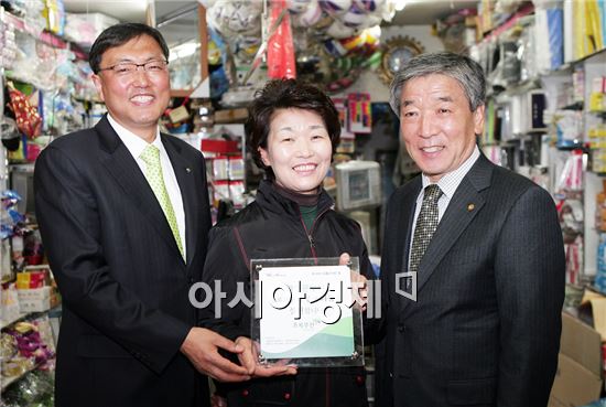 고흥군, 나눔 캠페인 후원자 “사랑나눔 현판” 전달