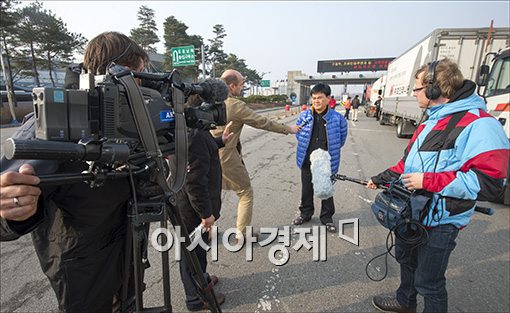 [포토]출경금지 취재하는 외신기자들