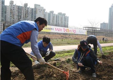 '열심이' 봉사리더들이 도림천변 꽃밭조성 활동을 하고 있다. 가장 왼쪽에 신한금융투자 강대석 사장.