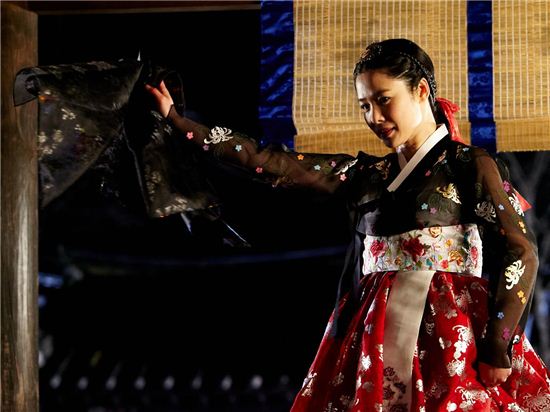 김현주, 입궁과 함께 팜므파탈로 변신 시동