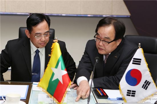 정창영(왼쪽) 코레일 사장과 미얀마 철도부장관이 두 나라 철도발전에 대해 논의하고 있다.