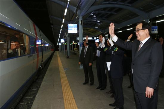 대전역에서 미얀마 철도교통부장관 일행을 환송하고 있는 정창영 코레일 사장