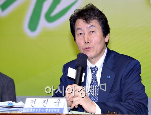 [포토]2013 KBS 개편방안 설명하는 전진국 편성센터장