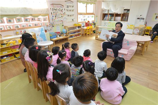 문충실 동작구청장이 유치원 아이들에게 동화책을 읽어주고 있다.