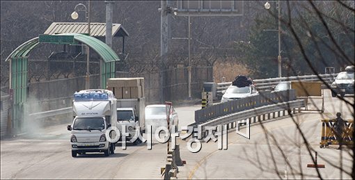 [포토]개성공단에서 돌아오는 차량들