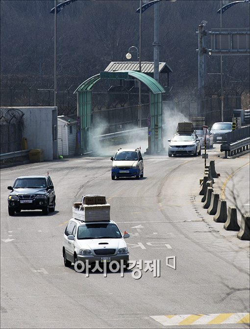 [포토]개성공단에서 돌아오는 차량들