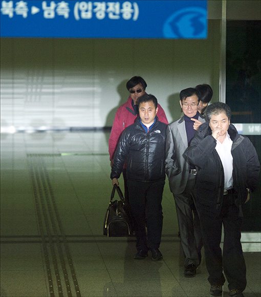 ▲ 북한이 개성공단에 들어가는 인력·물자를 막은지 이틀째인 4일 경의선 남북출입사무소(CIQ)를 통해 우리 측 근로자들이 귀환하고 있다. 