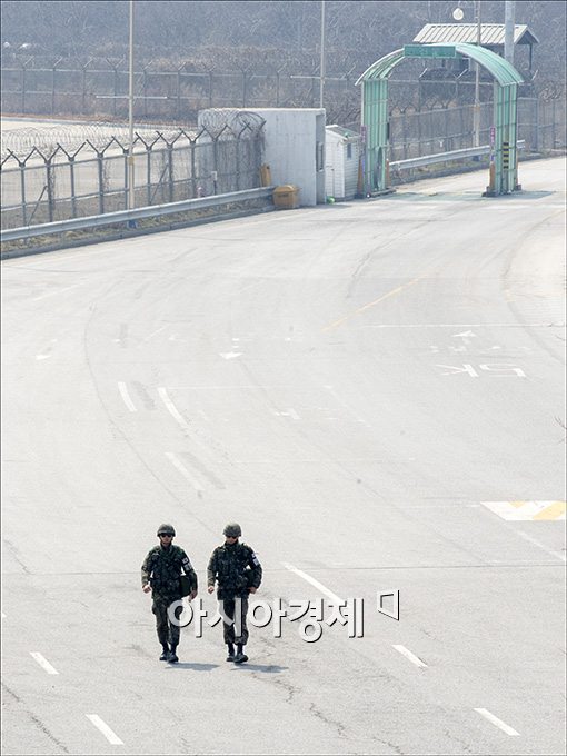 [포토]남북출입사무소 순찰하는 군 장병들