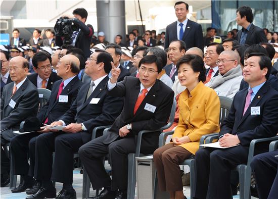 안희정 충남도지사가 박근혜 대통령에게 충남도청사에 대해 설명하고 있다.