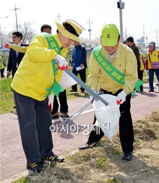 [포토]쓰레기 줍는 강운태 광주시장