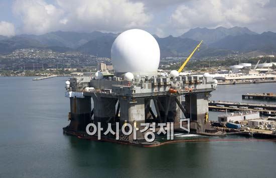미국이 북한의 도발 가능성에 대비하기 위해 탄도미사일 탐지 전용 장비인 'SBX-1'(해상기반 X-밴드 레이더)을최근 한반도 인근 해역에 배치한 것으로 알려졌다. 사진은 2005년 멕시코만에서 대형 수송선에 실려 이동하는 X-밴드 레이더. 미 해군 제공
