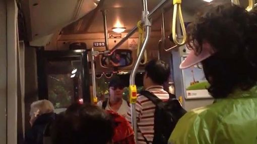 ▲ 지난달 30일 오후 시드니 도심 시내버스 안에서 한 백인 남성이 한국인 관광객들을 일본인이라 여기며 욕설과 함께 심한 인종차별적 모욕을 퍼부었다. 이 사건은 당시 버스에 동승하고 있던 한 중국계 호주 여성이 영상으로 찍어 유튜브에 올리면서 알려졌다.(출처: 시드니모닝헤럴드)