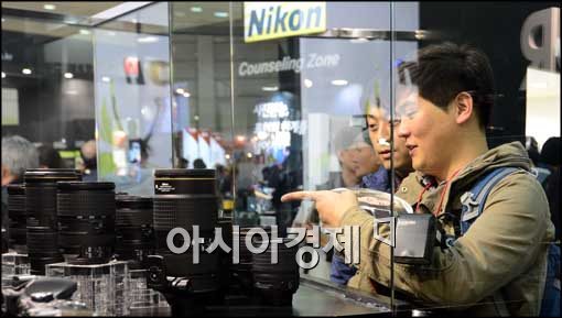 [포토]'저 렌즈 좋아보여'