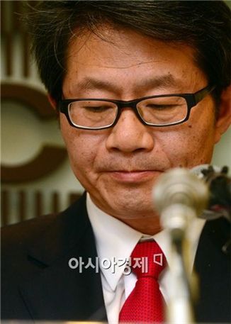 [포토]고개숙인 류길재 통일부 장관 