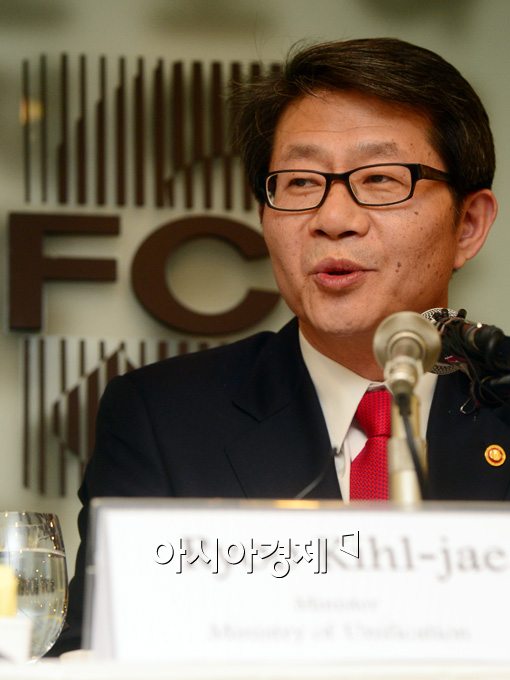 [포토]류길재 통일부 장관 "앞으로 잘 부탁드립니다"