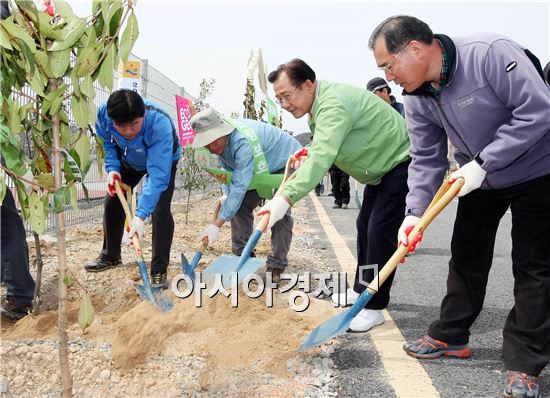 [포토]식목일 맞아 나무심는 박준영 전남지사