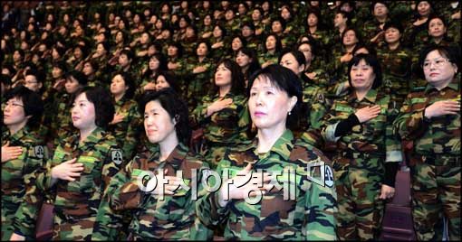 [포토]국민의례하는 여성 예비군 소대장들