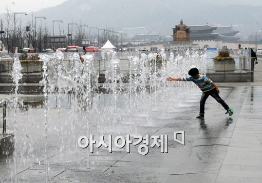 [포토]분수가 반가운 개구쟁이 