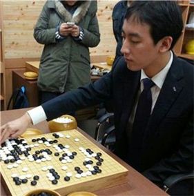 차진혁 삼성증권 주임(사진 앞쪽)이 인터뷰 중 바둑을 두고 있는 모습. 
