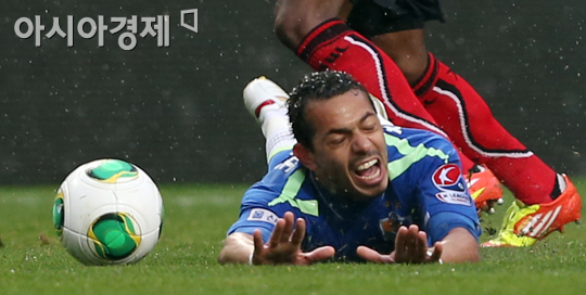 [포토] 호베르또 '비 오는 그라운드로 다이빙?