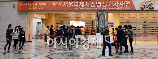 [포토]주말을 맞아 더욱 북적이는 서울국제사진영상기자재전