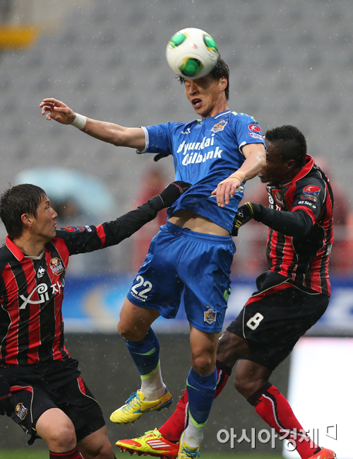 [포토] 김치곤 '친정팀 울리는 헤딩 동점골'