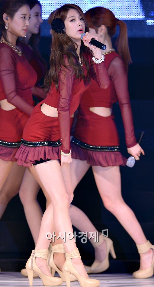 [포토]'나인뮤지스' 민하, 아슬아슬하게~
