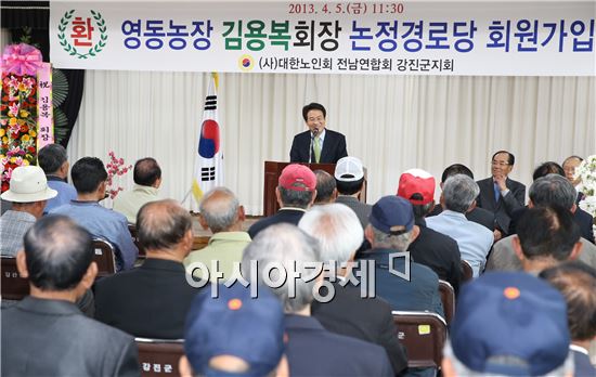 강진군 영동농장, 노인회에 승합차 기증