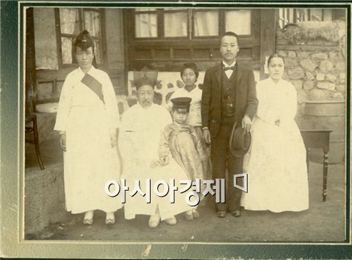 이승만 전 대통령(오른쪽에서 두번째)이 1904년 미국으로 떠나기 전에 찍은 가족 사진. 사진제공=국가기록원