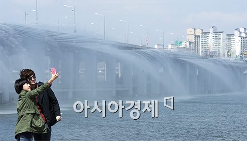 [포토]반포대교 무지개분수 본격 가동