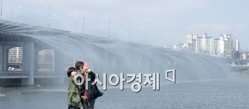 [포토]시원한 분수를 배경으로~