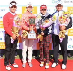 박상현과 윤채영, 양수진, 김대섭(왼쪽부터)의 드림팀이 혼성빅매치 우승 직후 기념촬영을 했다. 