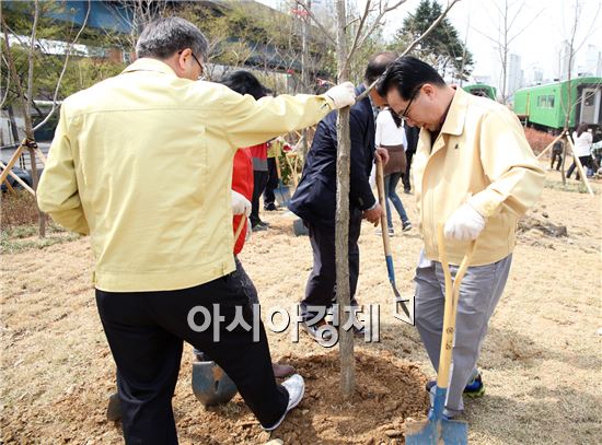 산림청, 식목일 행사 개최…"25일 광화문서 공짜묘목  받아가세요"