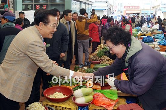 [포토]보성시장에서 상인 격려하는 박준영 전남지사