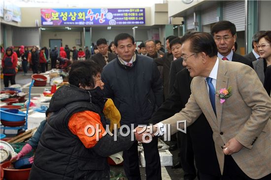 [포토]보성시장에서 상인 격려하는 박준영 전남지사