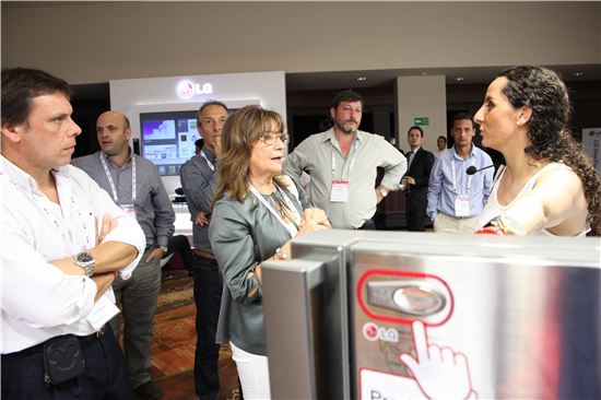  멕시코 칸쿤에서 4일(현지시간) 열린 'LG 이노페스트 2013' 신제품 설명회에 참가한 중남미 딜러와 취재진들이 전시된 매직스페이스 냉장고에  대해 관심을 보이고 있다. (LG전자 제공) 
