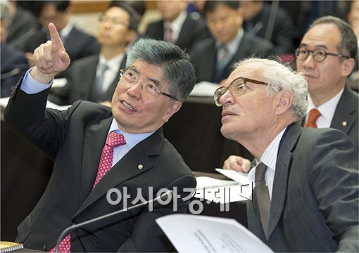 [포토]굿하트 교수와 대화하는 김중수