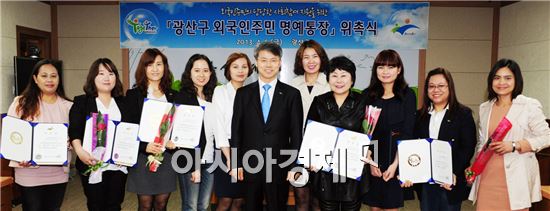 광주시ㅣ광산구는 전국 최초 외국인을 주민 통장으로 위촉하고 민형배 광산구청장과  기념촬영을 하고 있다.