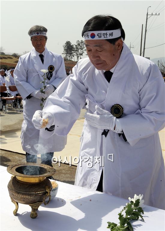 [포토]헌화하는 안병호 함평군수