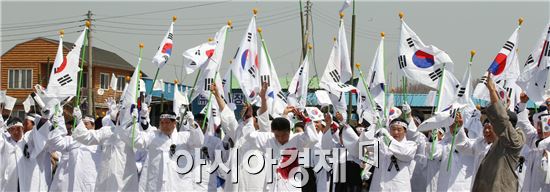 [포토]대한독립 만세를  외치는 참석자들