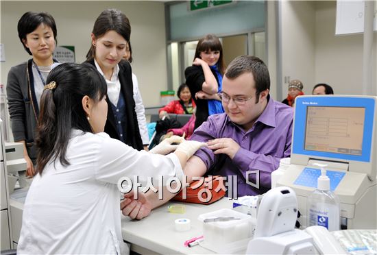 화순전남대병원을 찾은 외국인들이 암 표지자 검사를 받고 있다.
