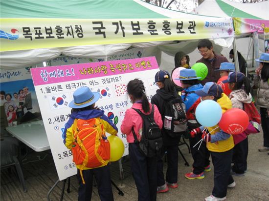 목포보훈지청, 꽃축제장에서 국가보훈홍보관 ‘호응’