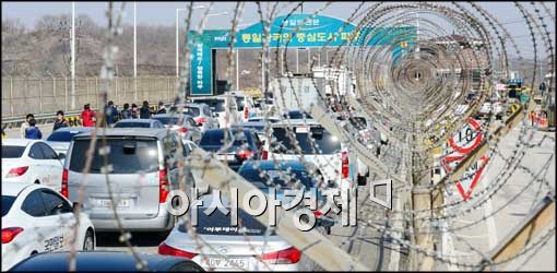 [포토]늘어난 취재차량들