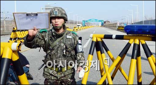 [포토]촬영 저지하는 군 장병