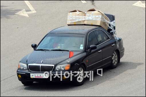 [포토]짐 잔뜩 실은 입경차량