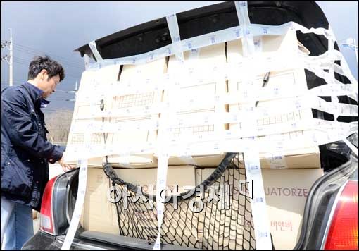 [포토]짐 정리 하는 입경차량