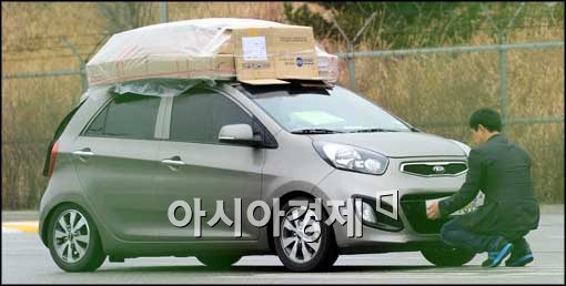 [포토]번호판 바꾸는 입경자들